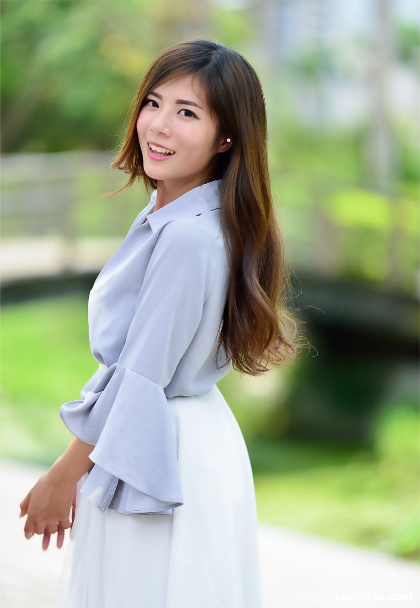 街拍丝足 NO.056-台湾腿模 张筠 OL制服 高跟美腿外拍 [103P+150M]