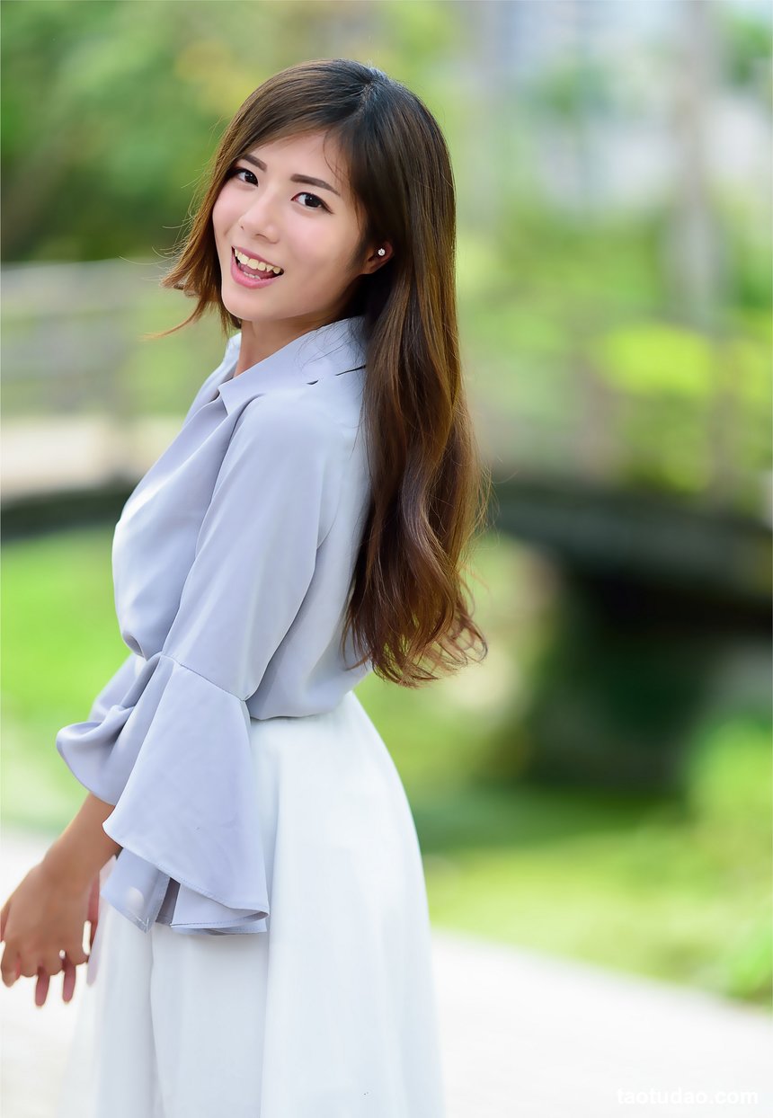 街拍丝足 NO.056-台湾腿模 张筠 OL制服 高跟美腿外拍 [103P+150M]