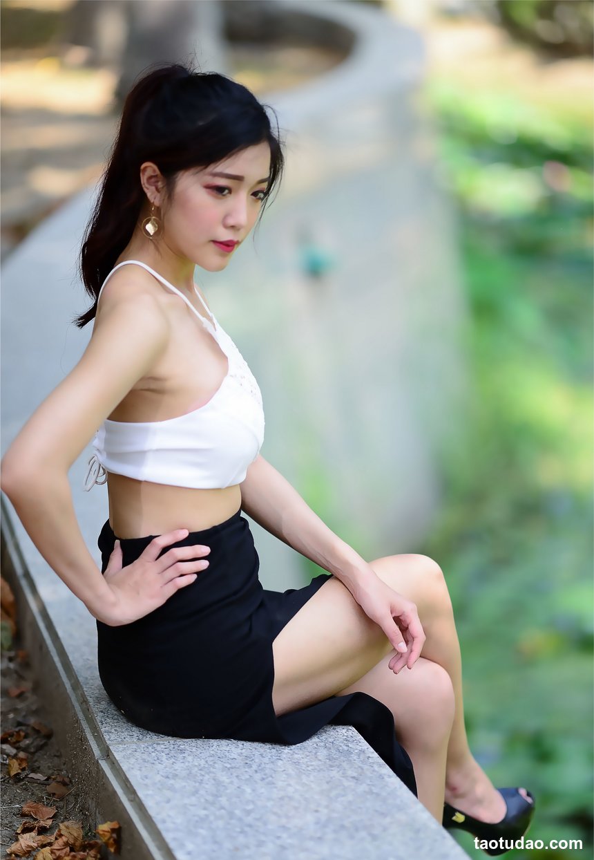 街拍丝足 NO.057-台湾腿模 蔡译心 超短旗袍 丝袜高跟美腿外拍 [55P+92M]