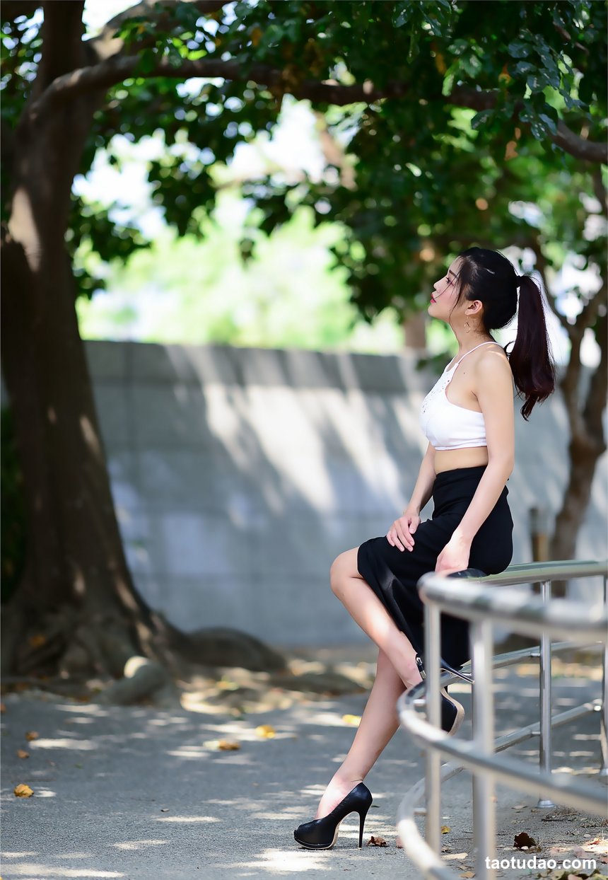 街拍丝足 NO.057-台湾腿模 蔡译心 超短旗袍 丝袜高跟美腿外拍 [55P+92M]