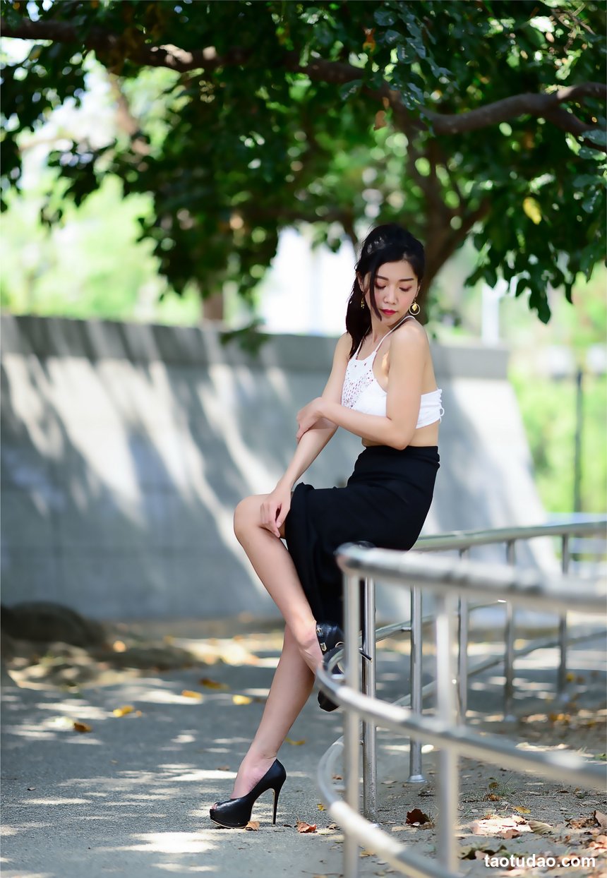 街拍丝足 NO.057-台湾腿模 蔡译心 超短旗袍 丝袜高跟美腿外拍 [55P+92M]