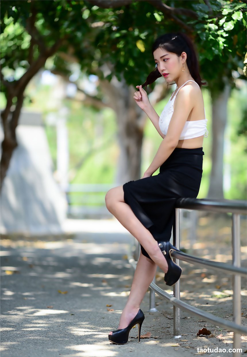 街拍丝足 NO.057-台湾腿模 蔡译心 超短旗袍 丝袜高跟美腿外拍 [55P+92M]