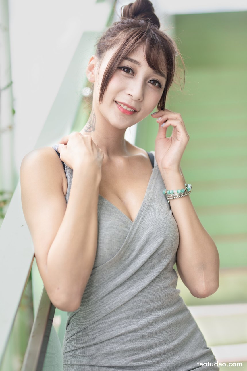 街拍丝足 NO.060-台湾腿模 金娜娜 学生制服 高跟美腿棚拍 [67P+70M]