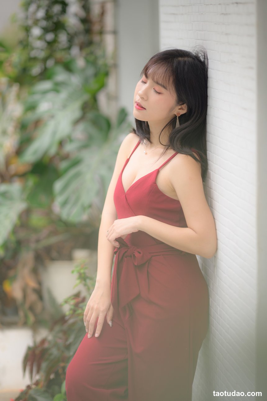 街拍丝足 NO.068-台湾腿模 刘美筠 短裙 高跟美腿外拍 [45P+57M]