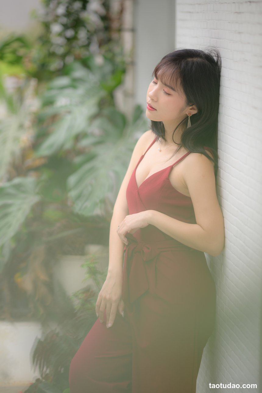 街拍丝足 NO.068-台湾腿模 刘美筠 短裙 高跟美腿外拍 [45P+57M]