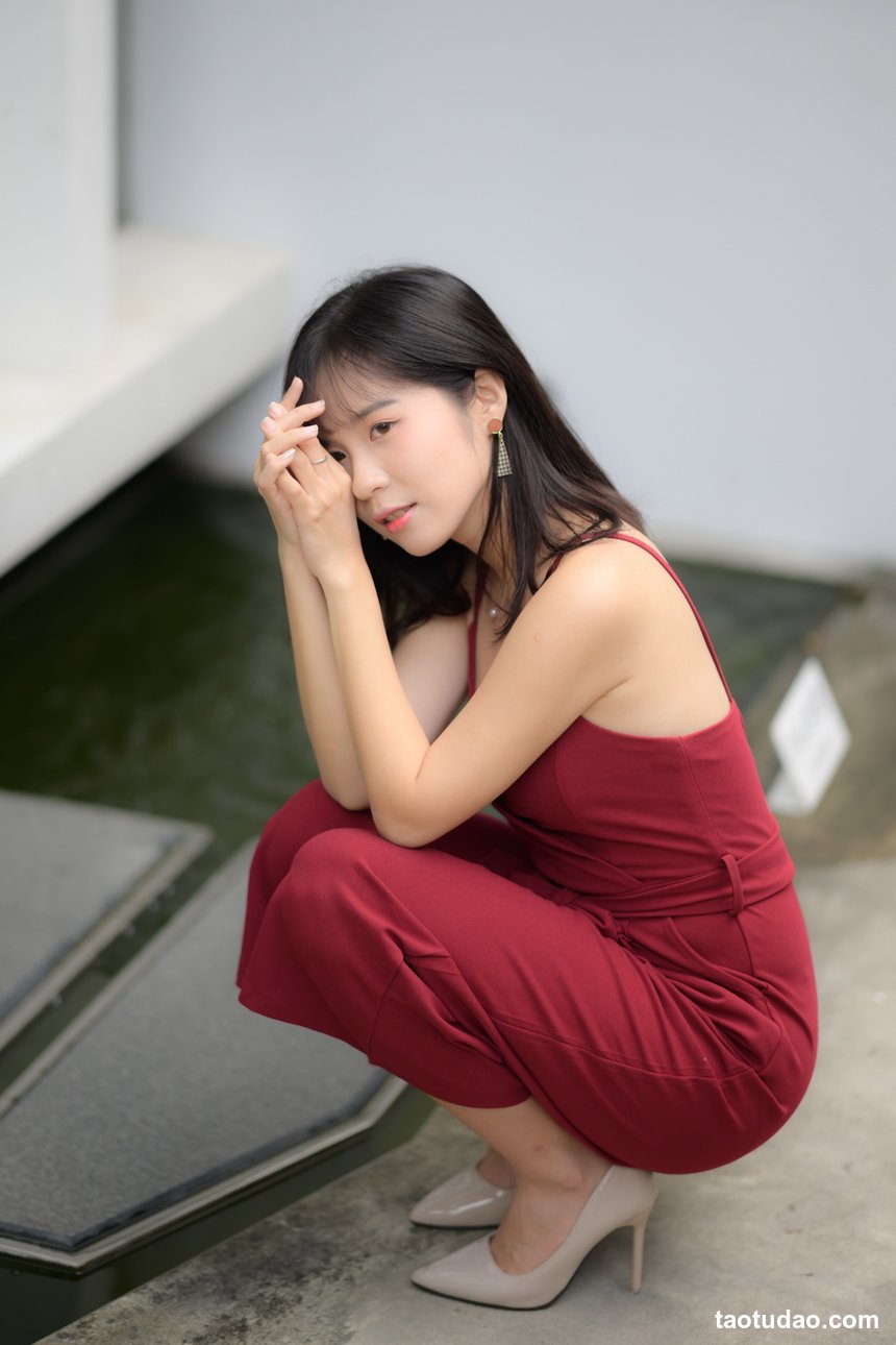 街拍丝足 NO.068-台湾腿模 刘美筠 短裙 高跟美腿外拍 [45P+57M]