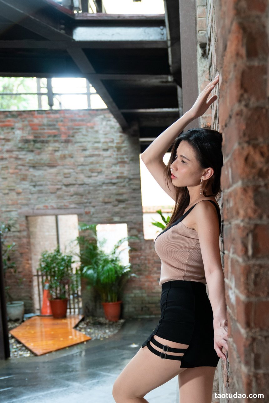 街拍丝足 NO.071-台湾腿模 张伦甄 旗袍 高跟美腿外拍 [52P+72M]