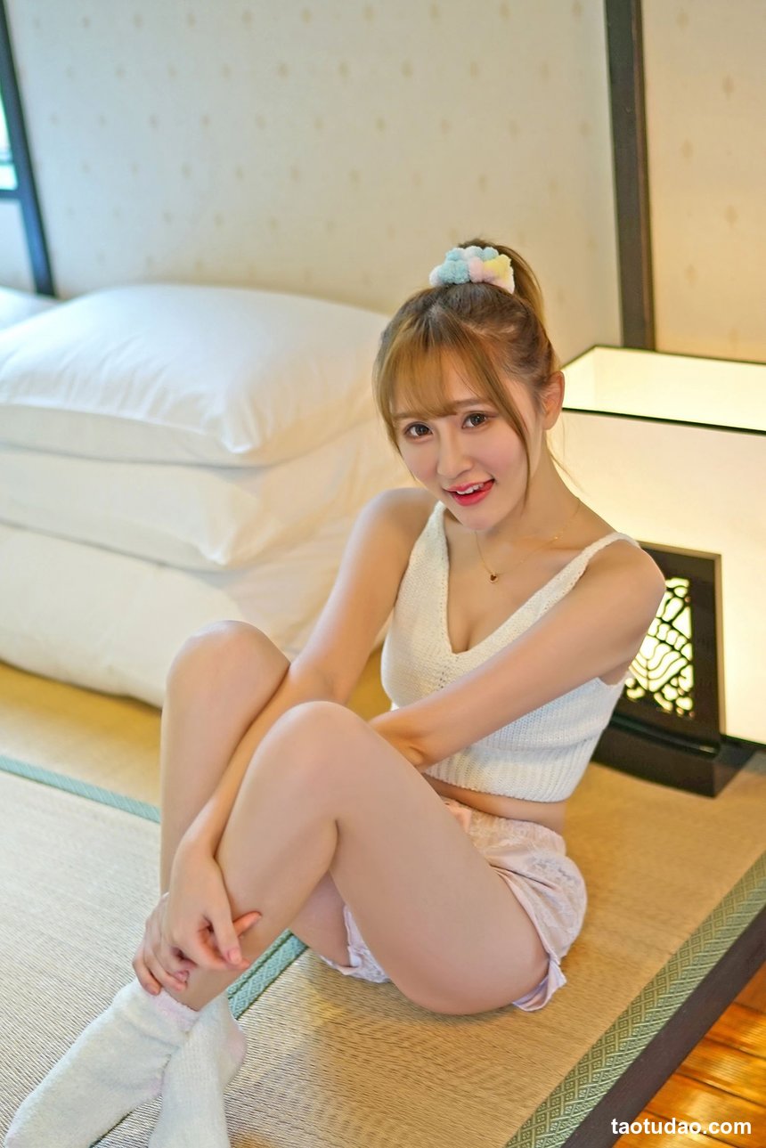 街拍丝足 NO.073-台湾腿模 Dora妍希 OL黑丝高跟美腿 [82P+22M]