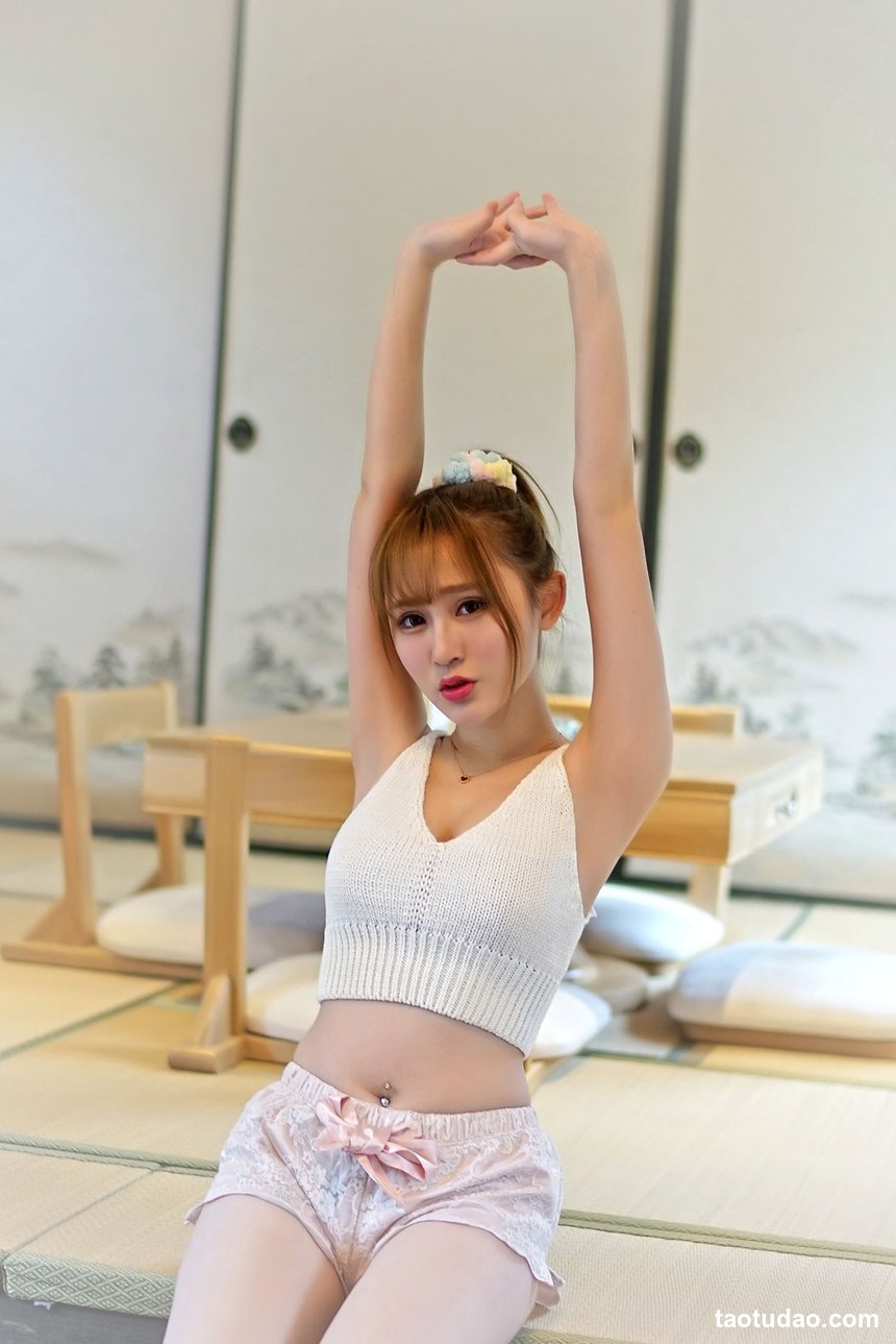 街拍丝足 NO.073-台湾腿模 Dora妍希 OL黑丝高跟美腿 [82P+22M]