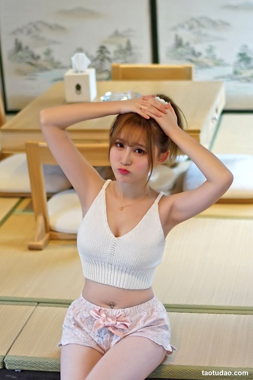 街拍丝足 NO.073-台湾腿模 Dora妍希 OL黑丝高跟美腿 [82P+22M]