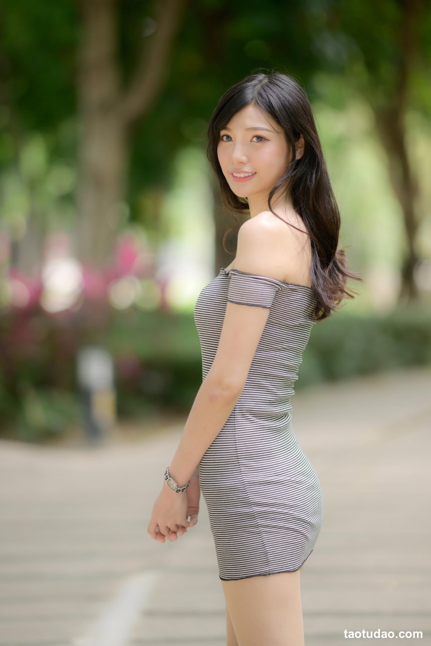 街拍丝足 NO.075-台湾腿模 朵琳 OL黑丝 高跟美腿外拍 [60P+68M]