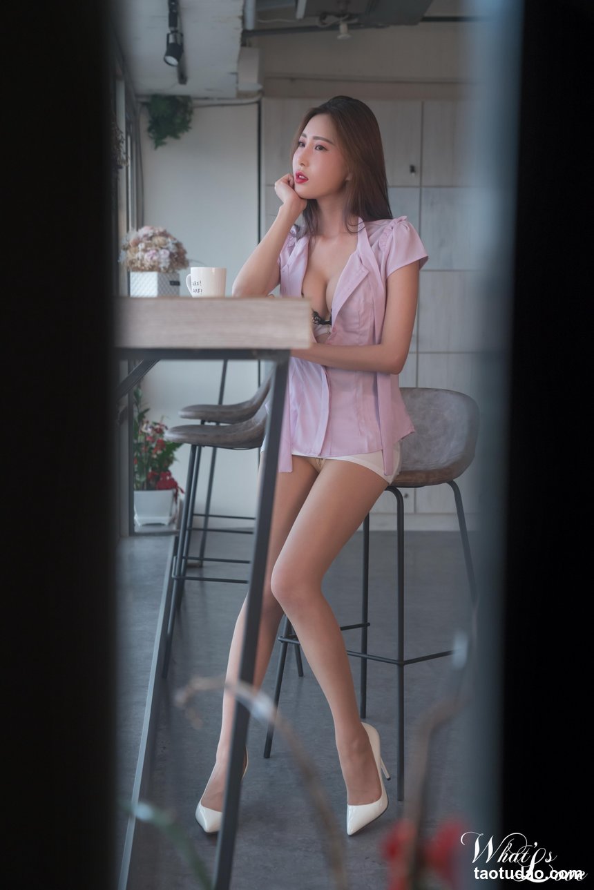 街拍丝足 NO.076-台湾腿模 吴小葵 纯白小礼服 高跟美腿外拍 [34P+38M]