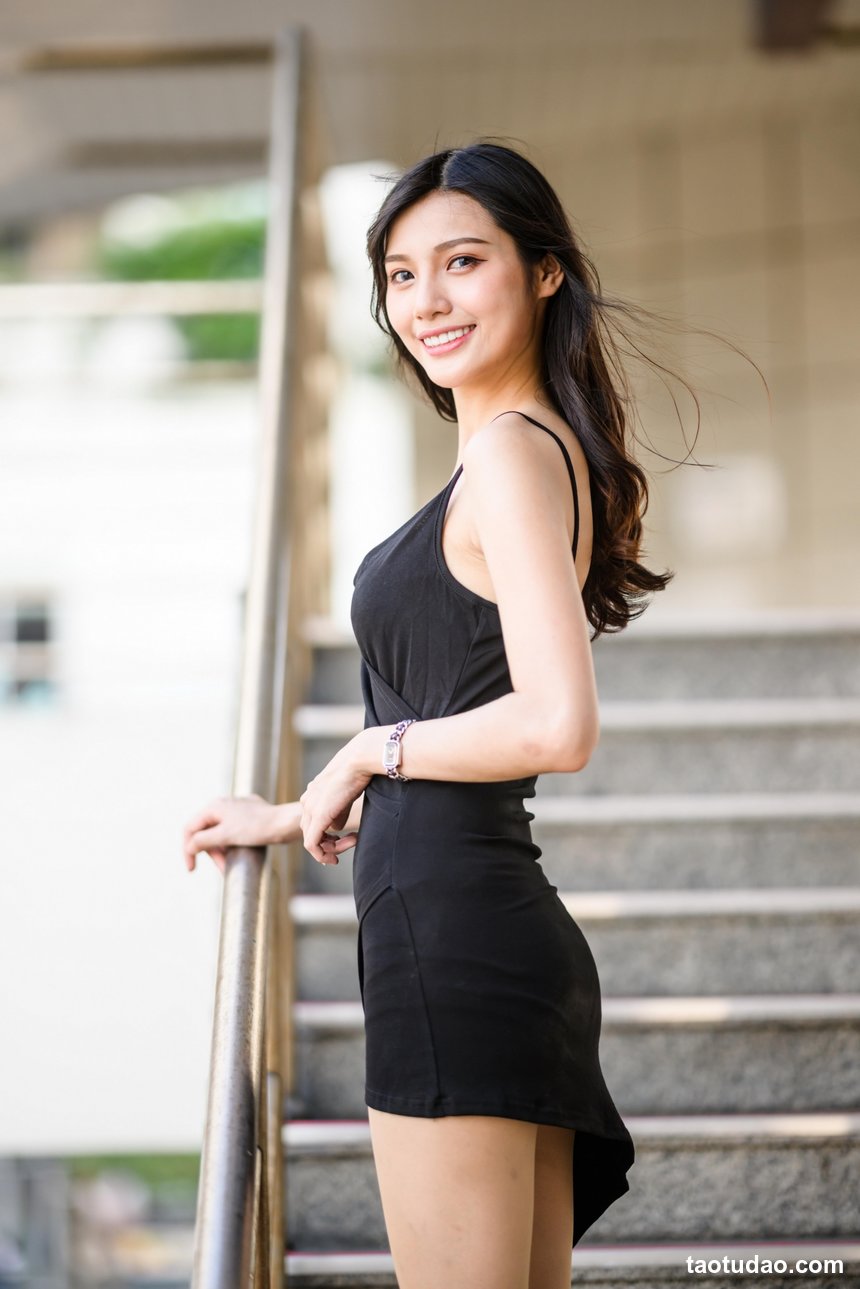 街拍丝足 NO.077-台湾腿模 苏小立 皮短裙 高跟美腿外拍 [119P+153M]