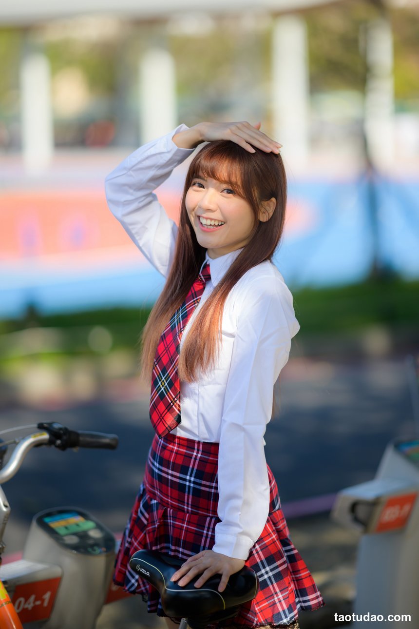 街拍丝足 NO.084-御风街拍-休闲书屋里的短裙肉丝美女萌宝儿 [79P+23M]