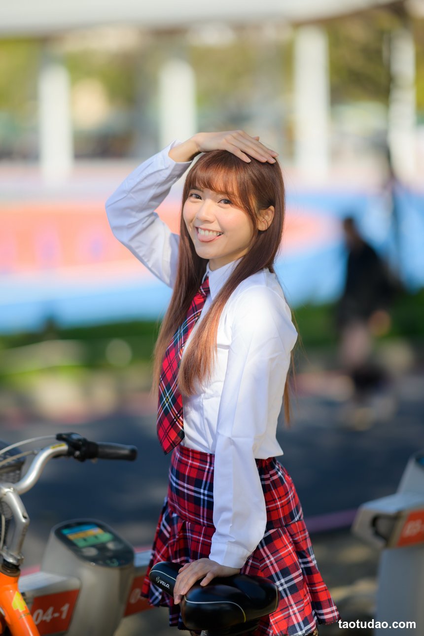 街拍丝足 NO.084-御风街拍-休闲书屋里的短裙肉丝美女萌宝儿 [79P+23M]