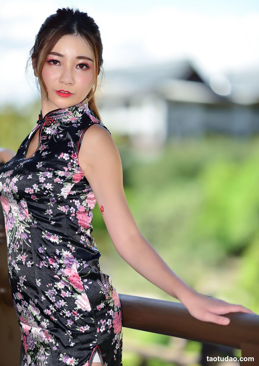 街拍丝足 NO.087-台湾腿模 Lola 露肚牛仔短褲 高跟美腿外拍 [122P+173M]