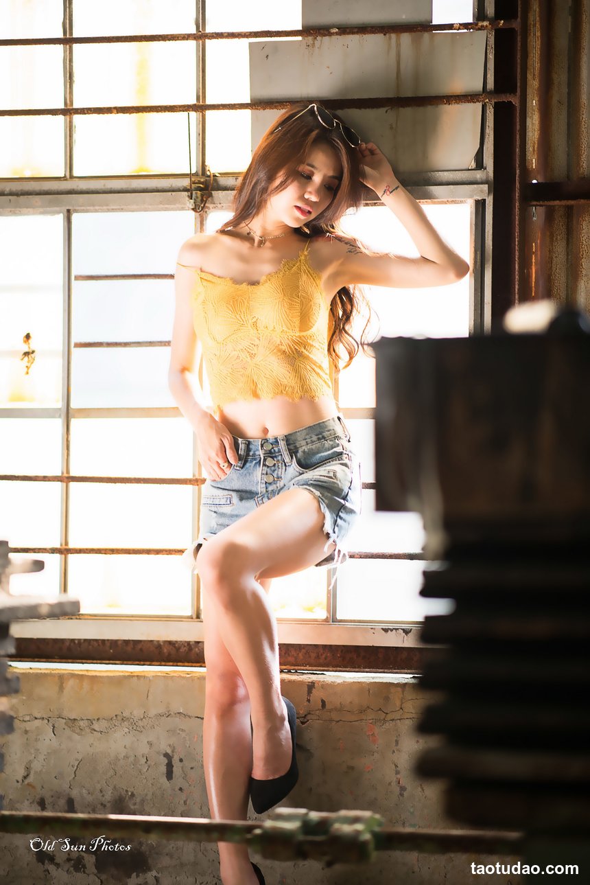 街拍丝足 NO.090-台湾腿模 湘芹 性感短裙 高跟美腿外拍 [64P+75M]