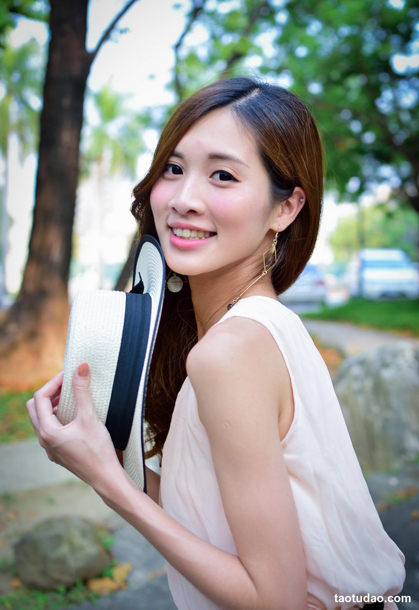 街拍丝足 NO.091-台湾腿模 张雅淳 大安森林 高跟美腿外拍 [54P+61M]