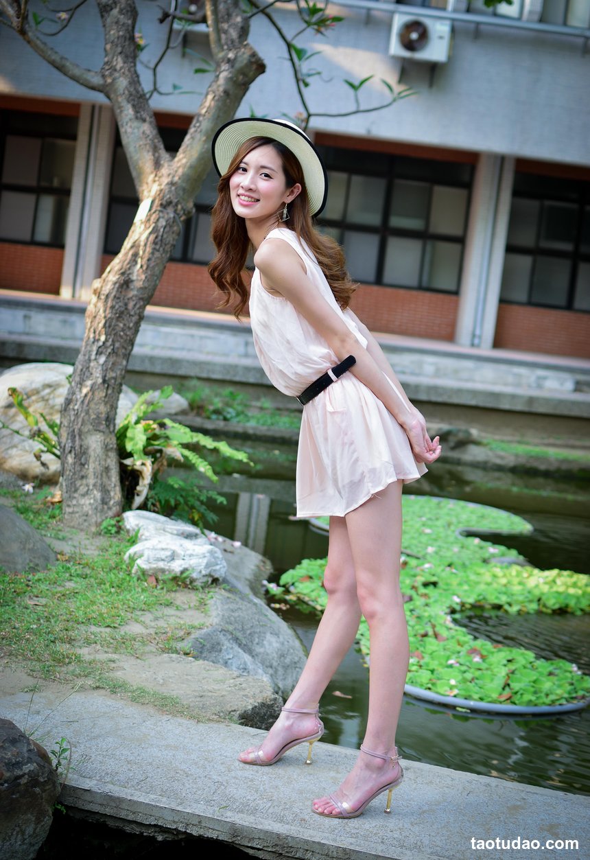 街拍丝足 NO.091-台湾腿模 张雅淳 大安森林 高跟美腿外拍 [54P+61M]