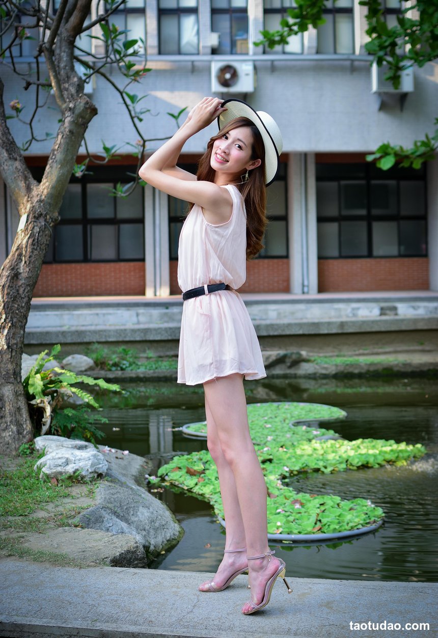 街拍丝足 NO.091-台湾腿模 张雅淳 大安森林 高跟美腿外拍 [54P+61M]