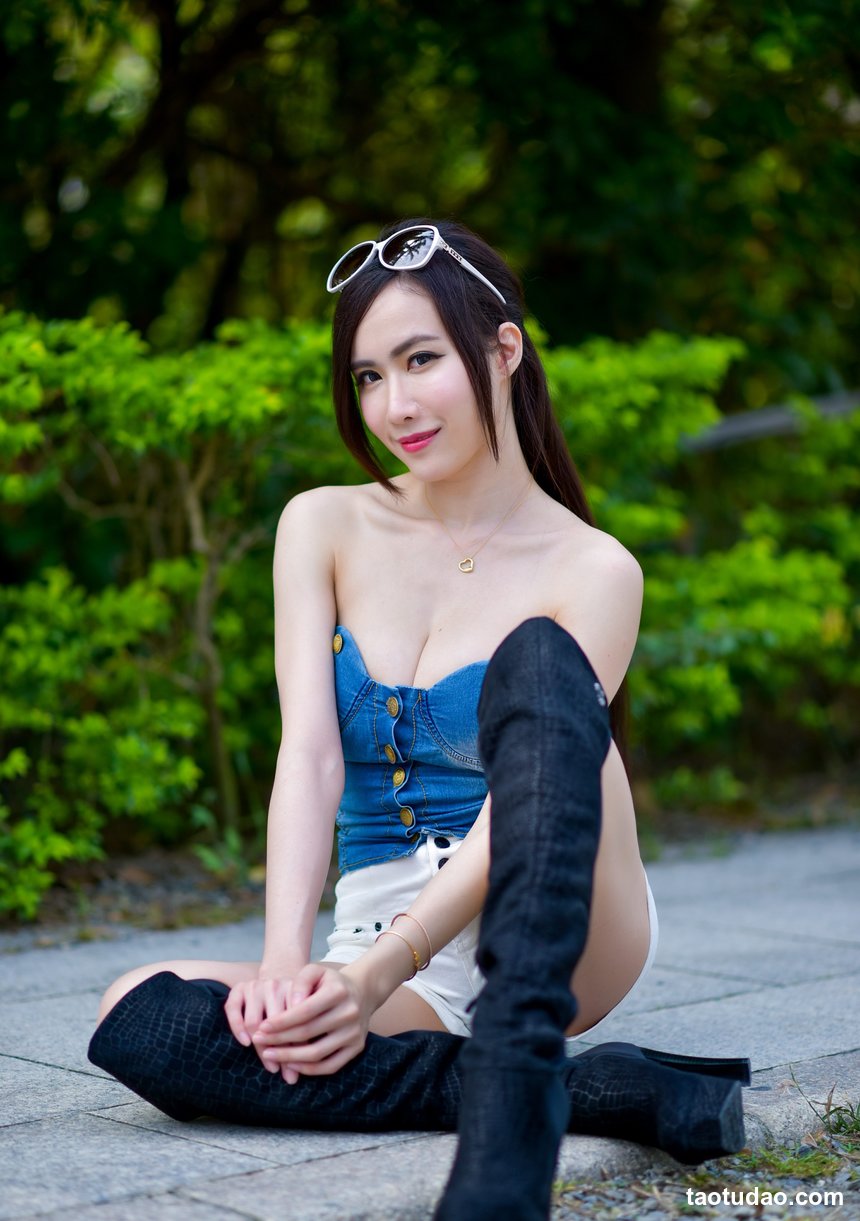 街拍丝足 NO.092-台湾腿模 Memi 白色短禮服 高跟美腿外拍 [95P+102M]