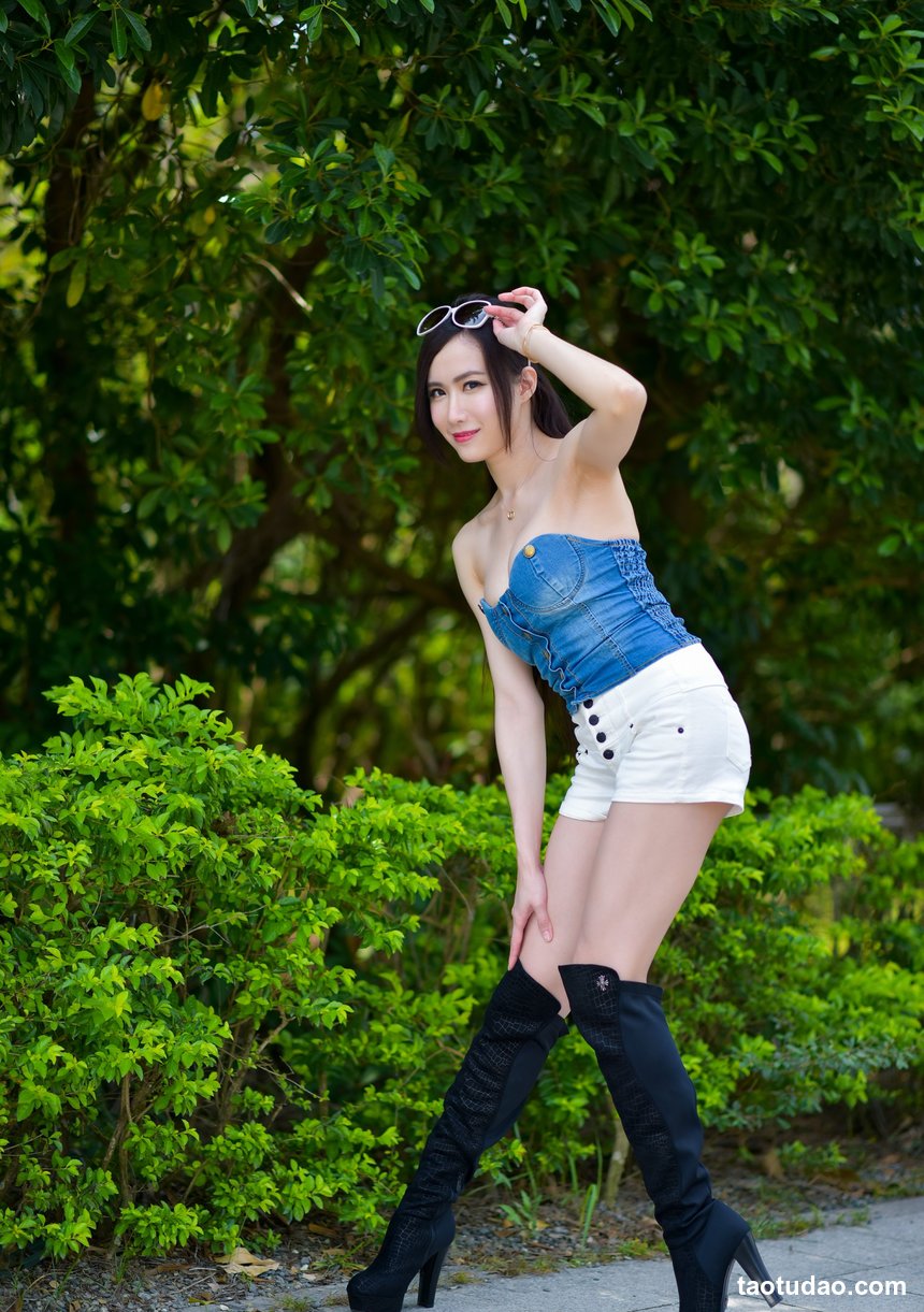 街拍丝足 NO.092-台湾腿模 Memi 白色短禮服 高跟美腿外拍 [95P+102M]