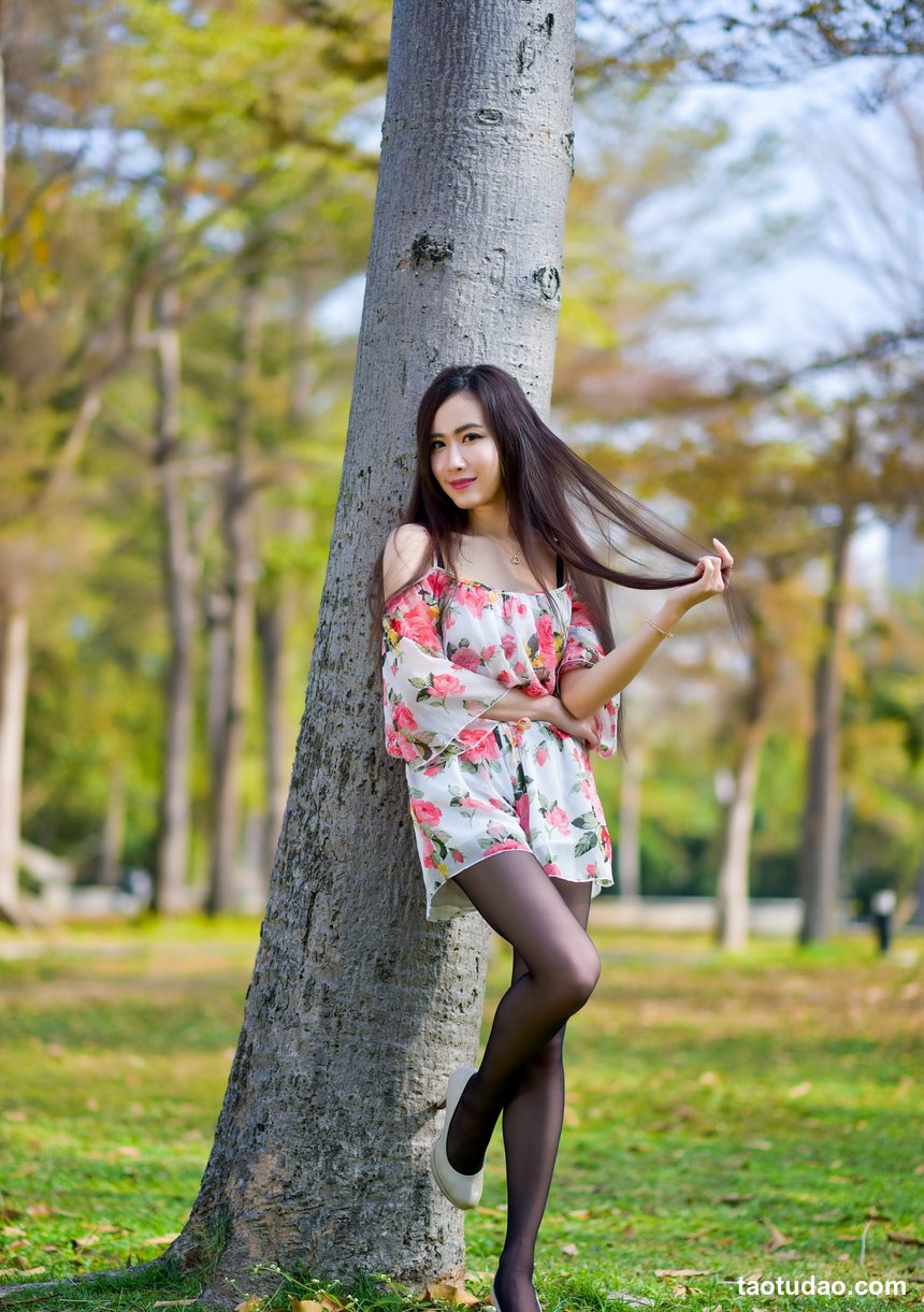 街拍丝足 NO.096-台湾腿模 小雨 露肩连衣短裙 高跟美腿外拍 [100P+96M]