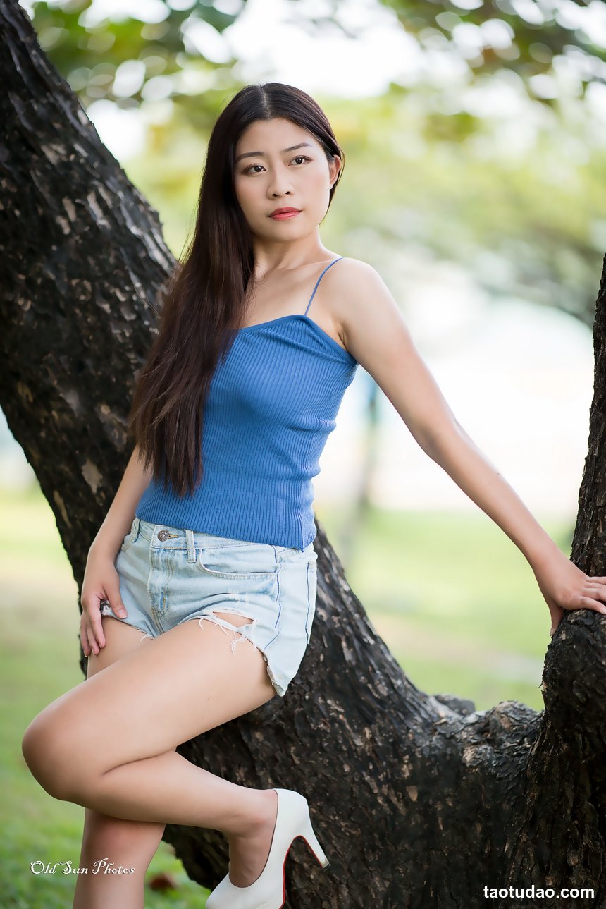 街拍丝足 NO.098-長腿美模 张巧 旗袍黑丝高跟美腿 [54P+94M]