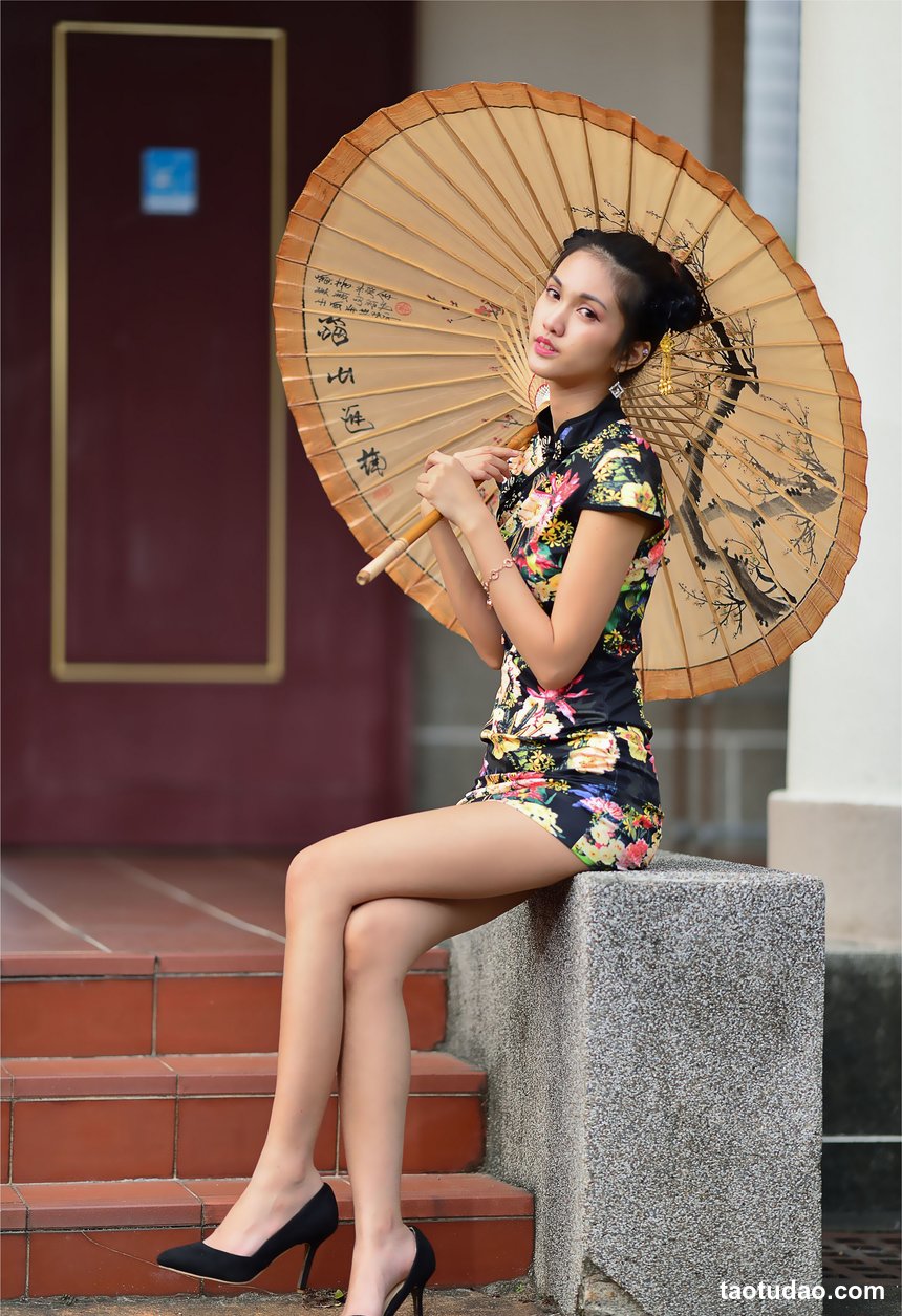 街拍丝足 NO.102-长腿美模 陳俐璇 短裙涼高美腿 [65P+90M]