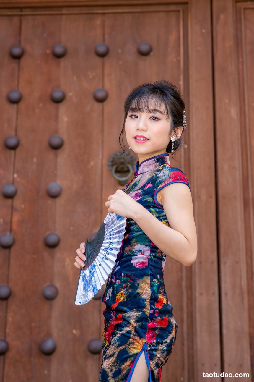 街拍丝足 NO.105-长腿美模 陈葳 性感露肚连衣短裙高跟美腿 [81P+96M]