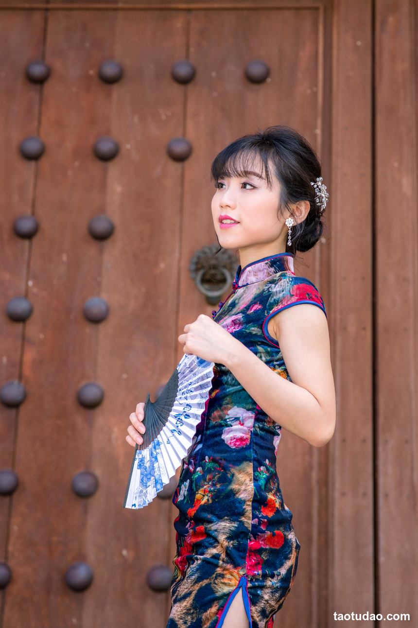 街拍丝足 NO.105-长腿美模 陈葳 性感露肚连衣短裙高跟美腿 [81P+96M]