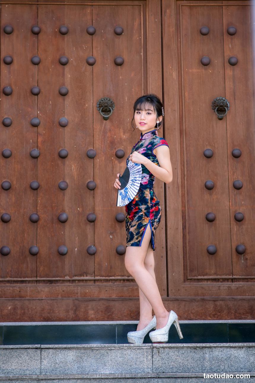 街拍丝足 NO.105-长腿美模 陈葳 性感露肚连衣短裙高跟美腿 [81P+96M]