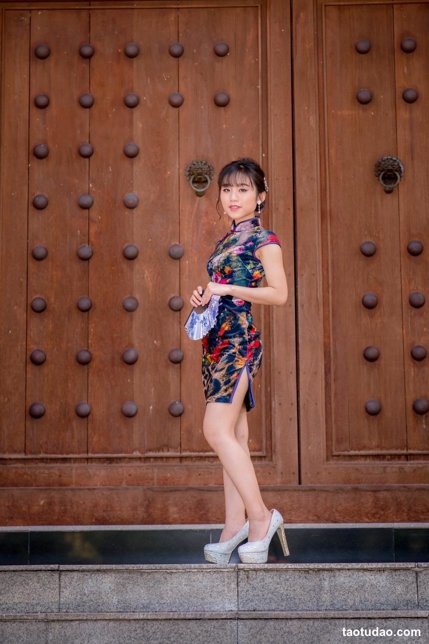 街拍丝足 NO.105-长腿美模 陈葳 性感露肚连衣短裙高跟美腿 [81P+96M]