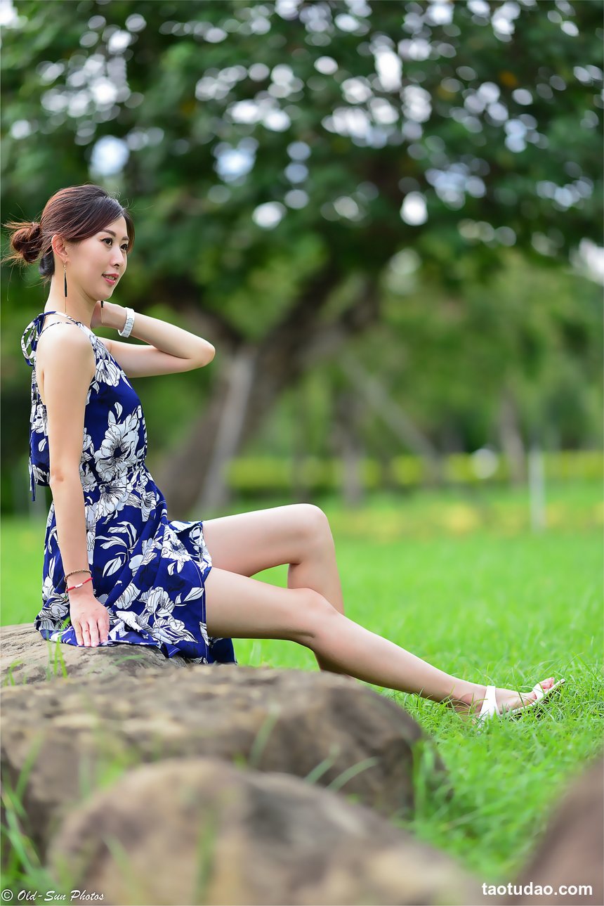 街拍丝足 NO.107-长腿美模 Vency Shen 米色连衣裙丝袜高跟美腿 [70P+136M]