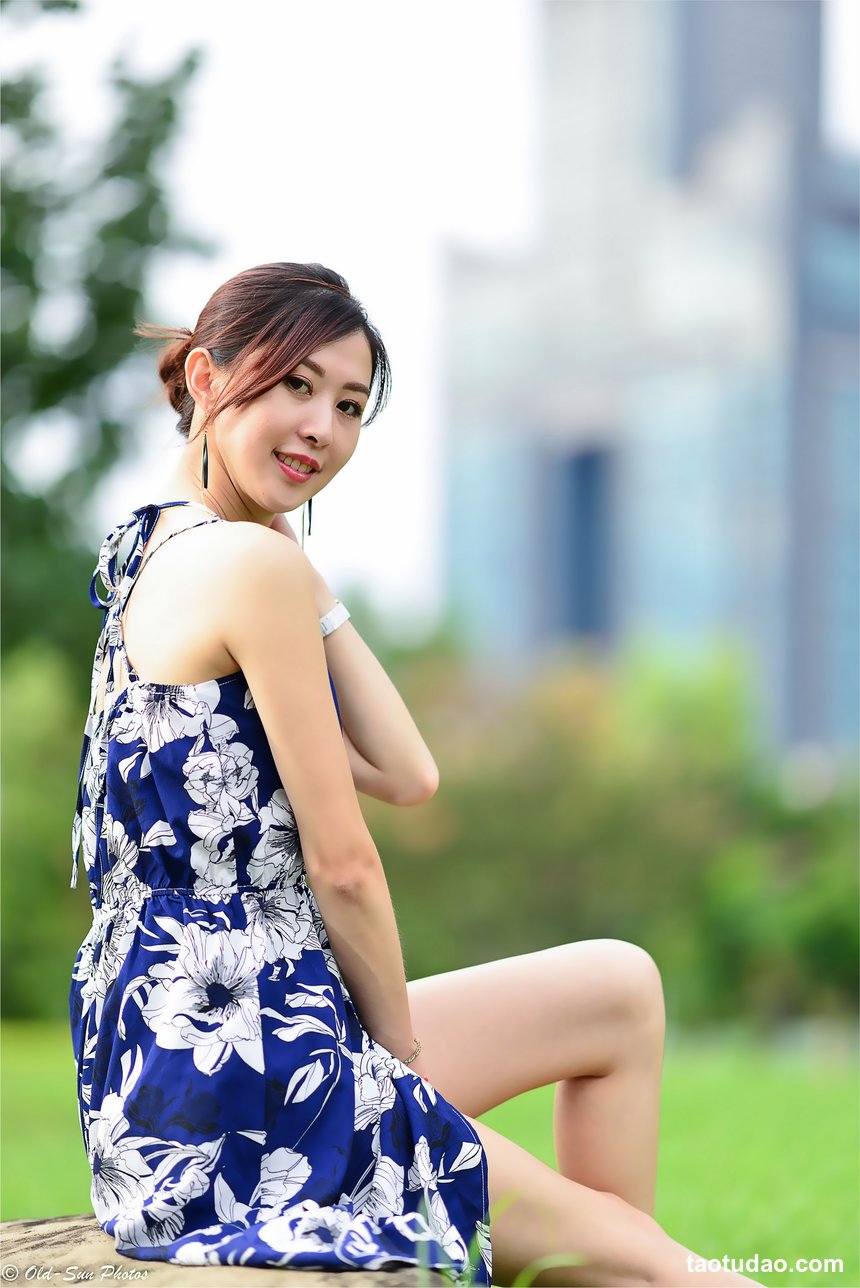 街拍丝足 NO.107-长腿美模 Vency Shen 米色连衣裙丝袜高跟美腿 [70P+136M]