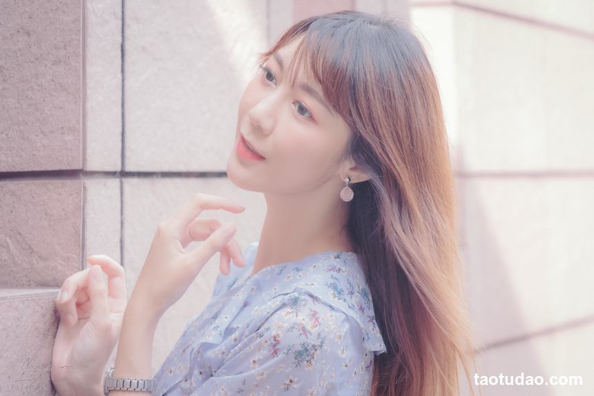 街拍丝足 NO.108-长腿美模 张嘉庭 吊带露肚短裤 高跟美腿外拍 [52P+76M]