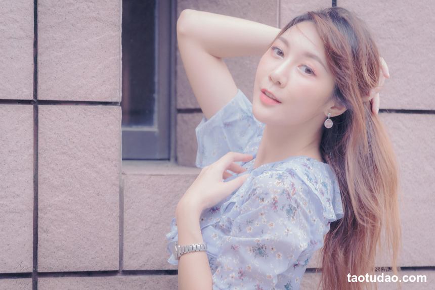 街拍丝足 NO.108-长腿美模 张嘉庭 吊带露肚短裤 高跟美腿外拍 [52P+76M]