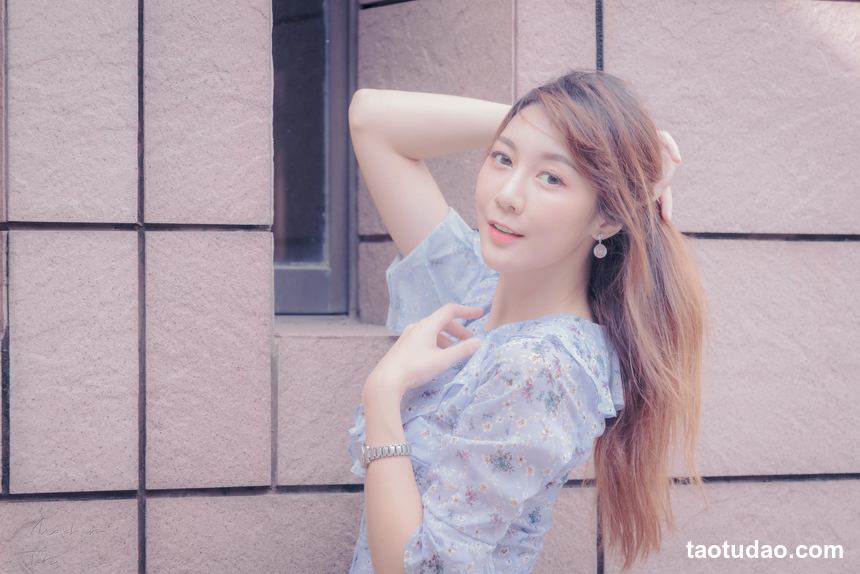 街拍丝足 NO.108-长腿美模 张嘉庭 吊带露肚短裤 高跟美腿外拍 [52P+76M]