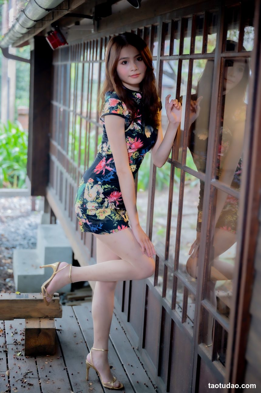 街拍丝足 NO.113-长腿美模 蔡译心&宜萱 东区 高跟美腿外拍 [27P+39M]