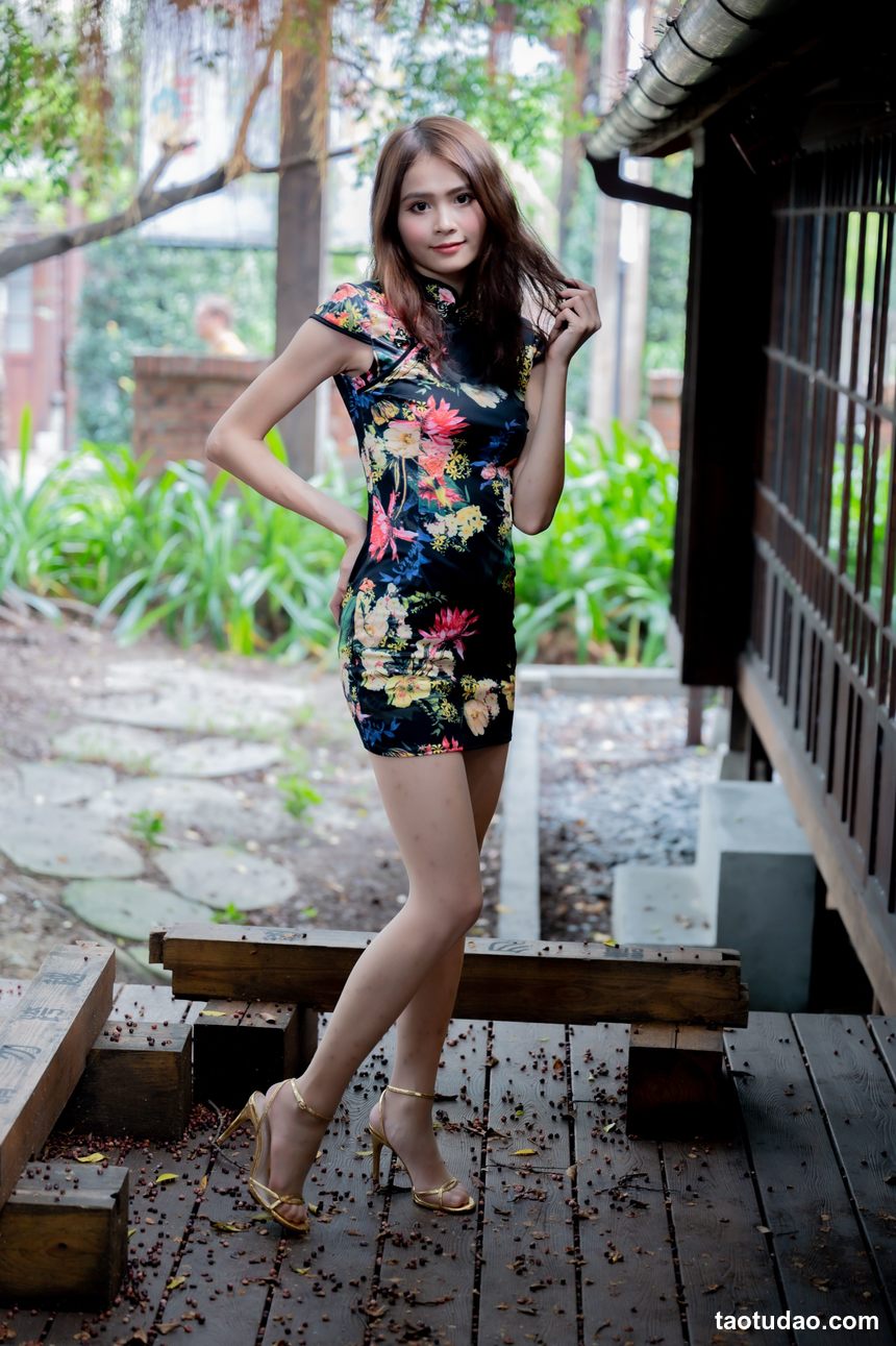 街拍丝足 NO.113-长腿美模 蔡译心&宜萱 东区 高跟美腿外拍 [27P+39M]