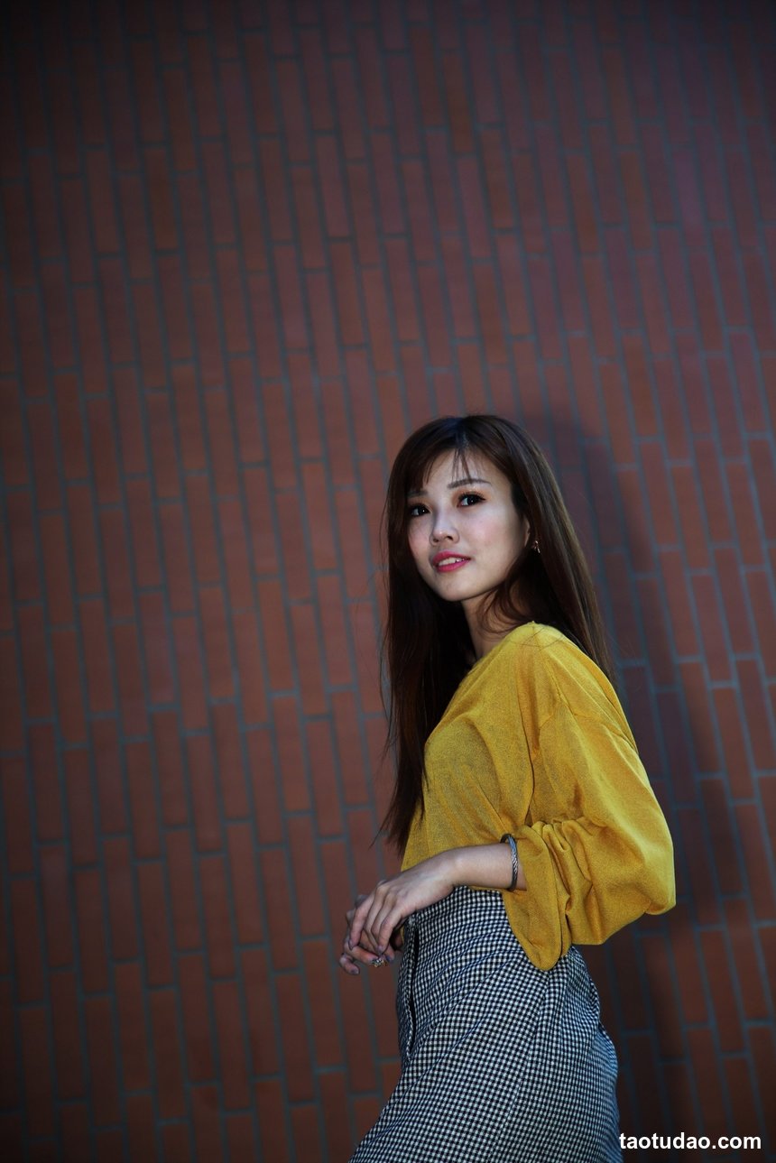 街拍丝足 NO.143 张筠 短裙黑丝高跟美腿 [23P+26M]