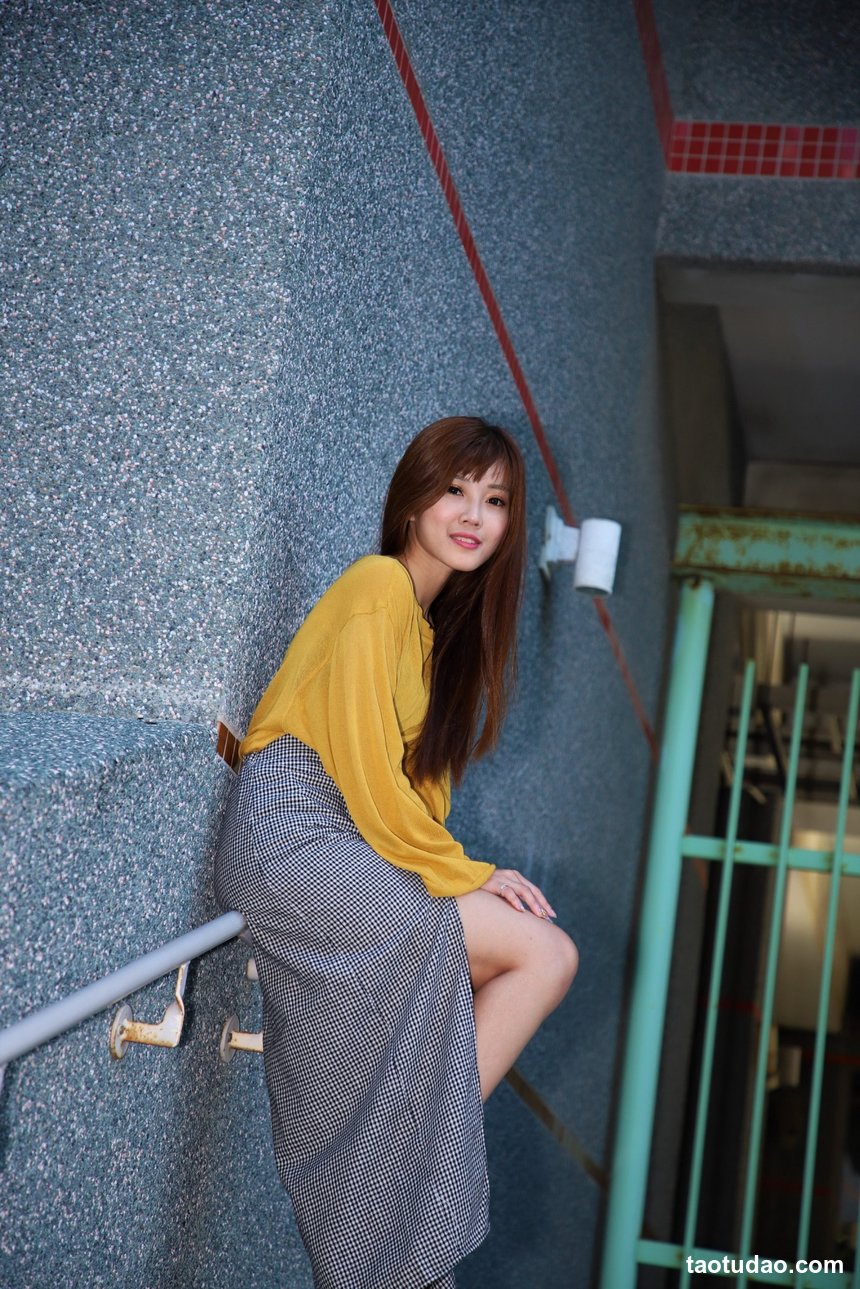 街拍丝足 NO.143 张筠 短裙黑丝高跟美腿 [23P+26M]