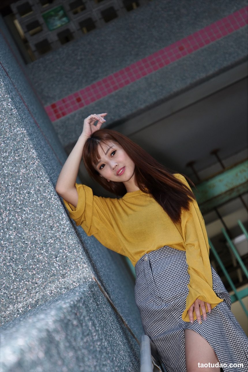 街拍丝足 NO.143 张筠 短裙黑丝高跟美腿 [23P+26M]