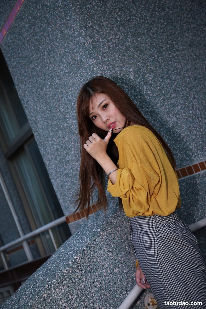 街拍丝足 NO.143 张筠 短裙黑丝高跟美腿 [23P+26M]