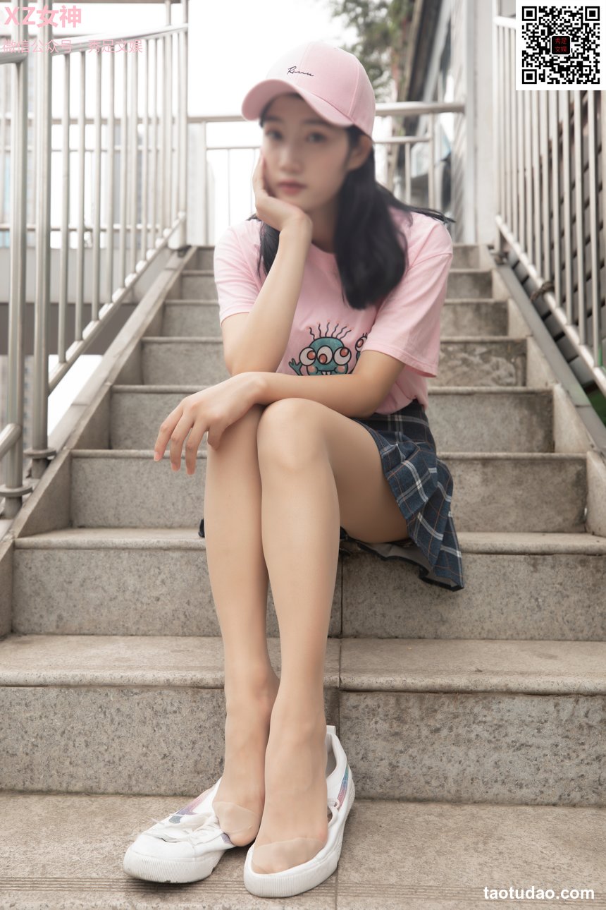 街拍丝足 NO.155 高萱 粉色连衣短裙丝袜高跟美腿 [82P+102M]