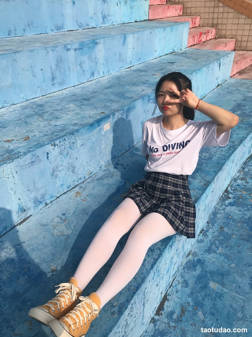 街拍丝足 NO.156 谢立淇 白色小礼服高跟美腿 [175P+199M]