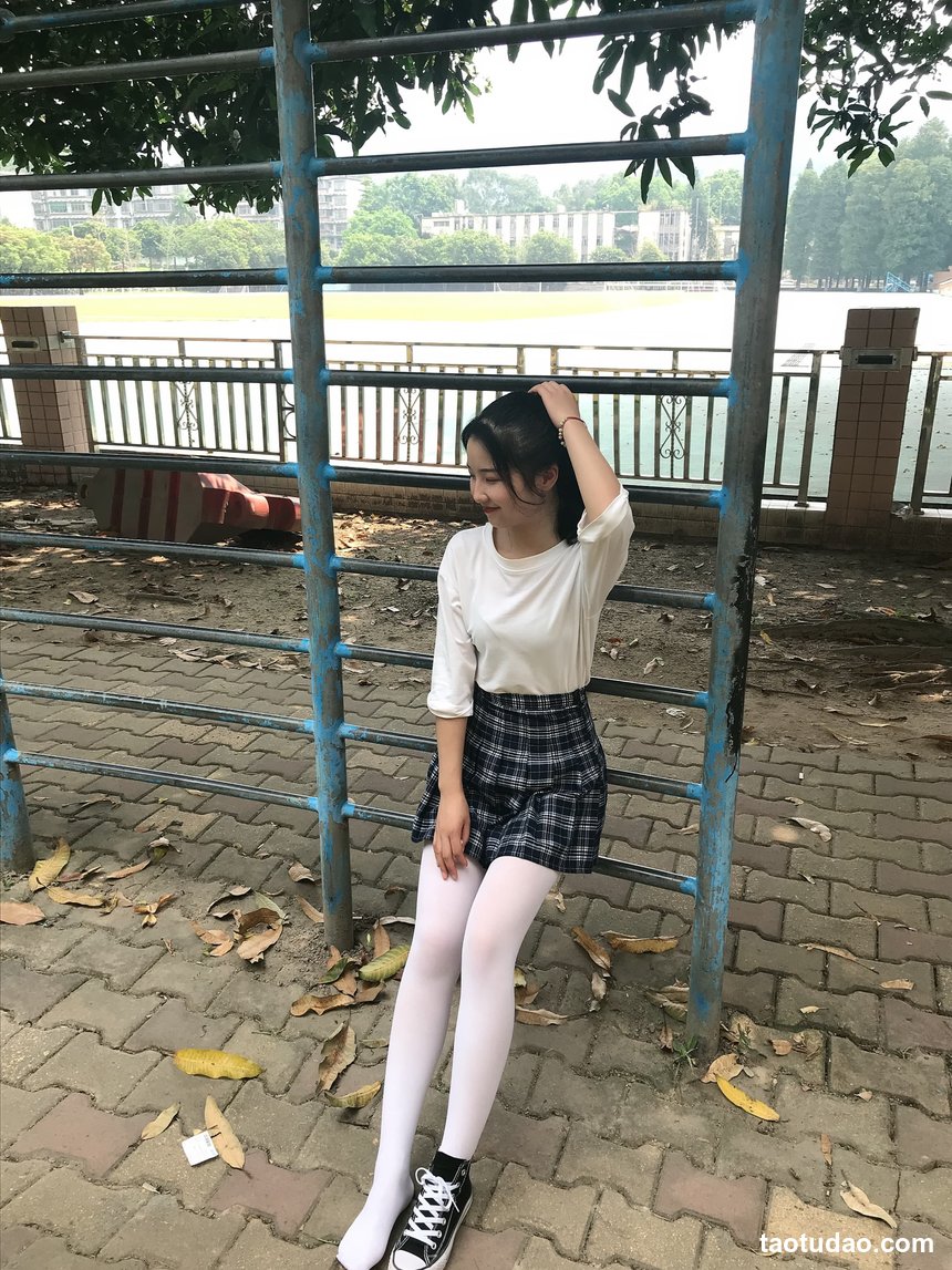 街拍丝足 NO.156 谢立淇 白色小礼服高跟美腿 [175P+199M]