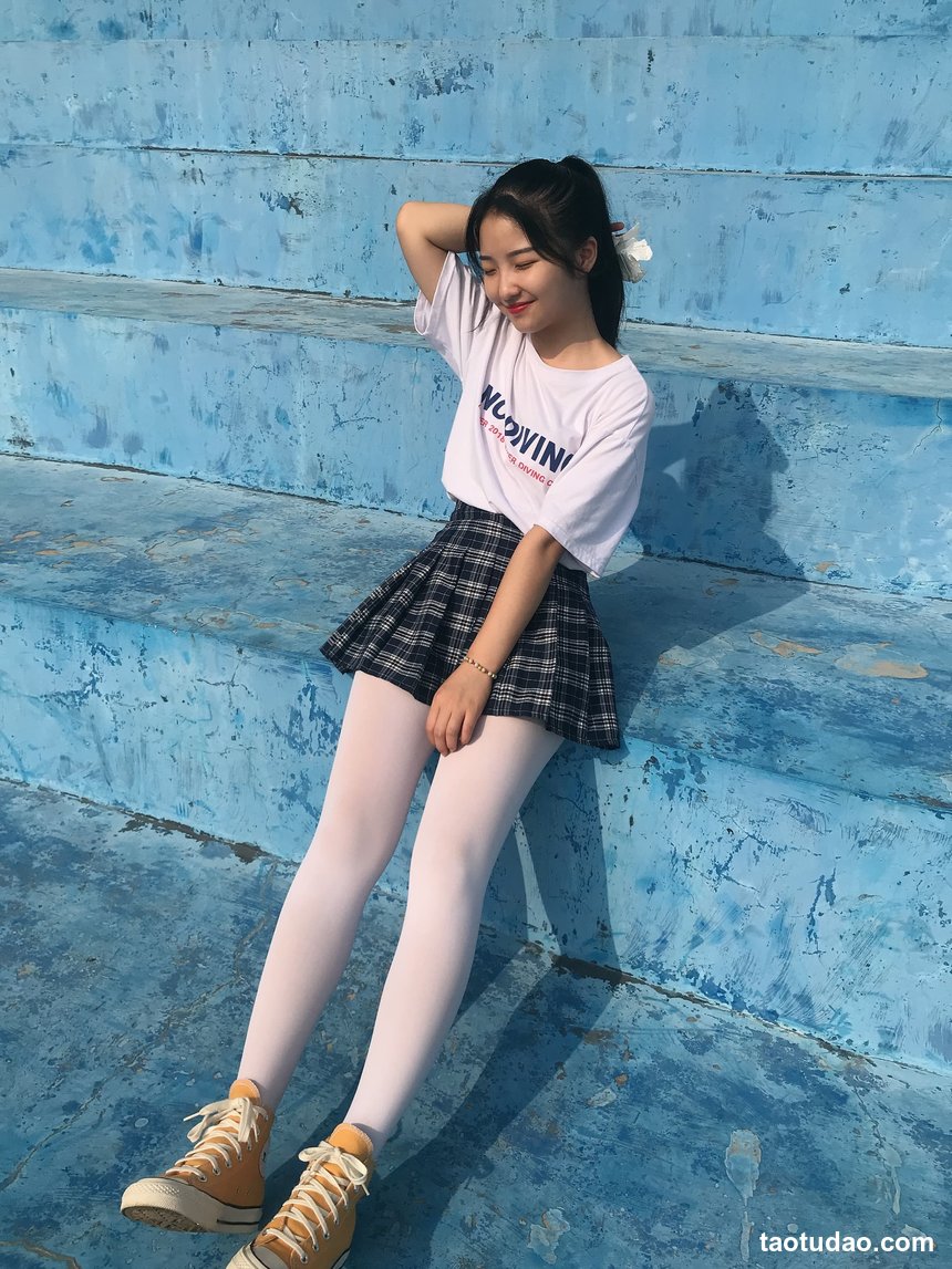 街拍丝足 NO.156 谢立淇 白色小礼服高跟美腿 [175P+199M]