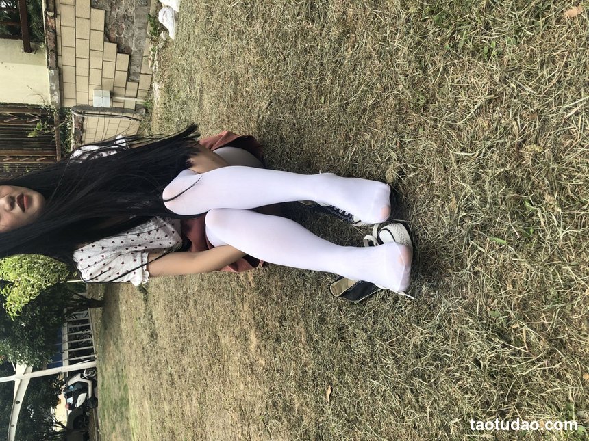 街拍丝足 NO.156 谢立淇 白色小礼服高跟美腿 [175P+199M]