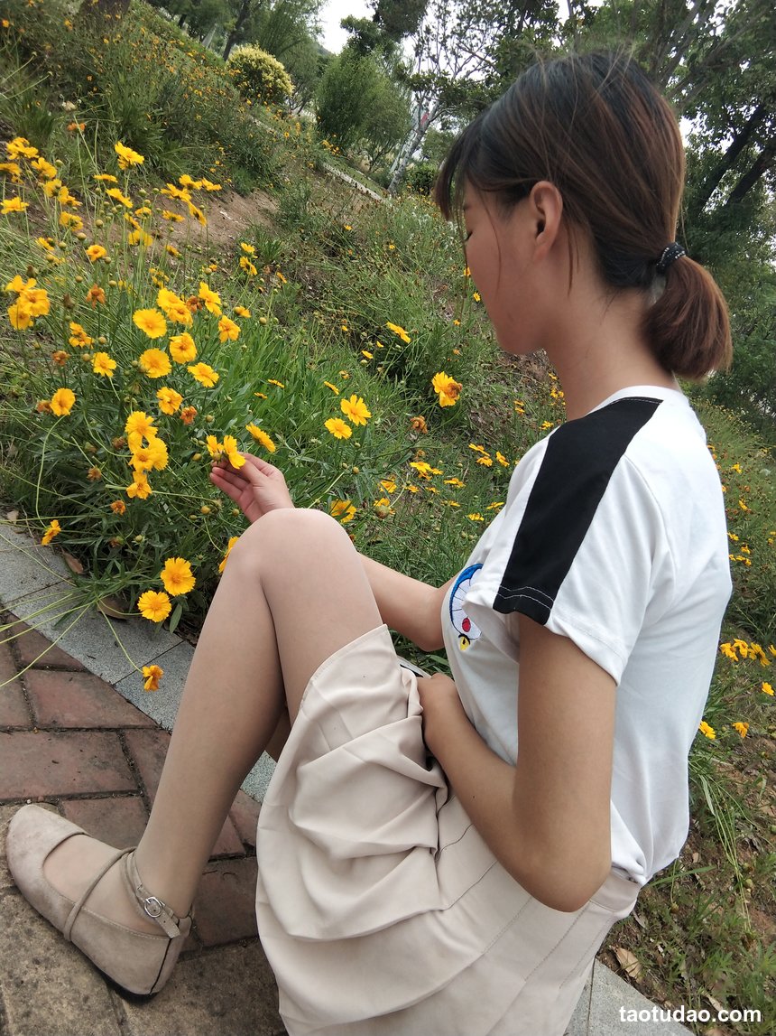 街拍丝足 NO.165 吴采婕 吊带连衣短裙凉高美腿 [50P+78M]